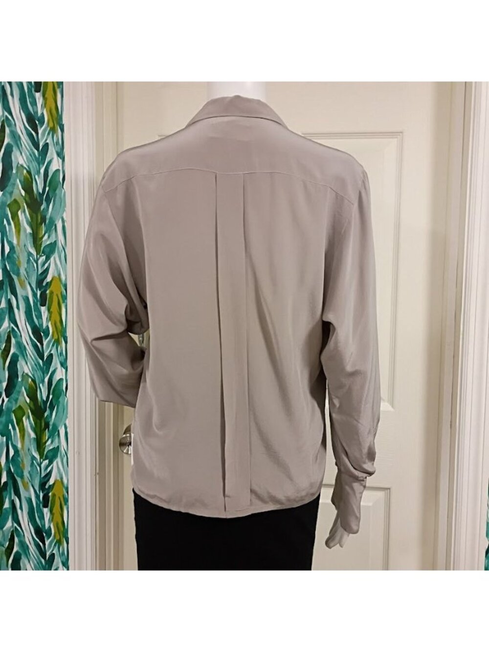 Jaeger Silk Button-Up Blouse Gray M Cropped  Vintage Pre-Owned - Picture 3 of 14